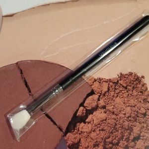 Younique fluffy crease brush